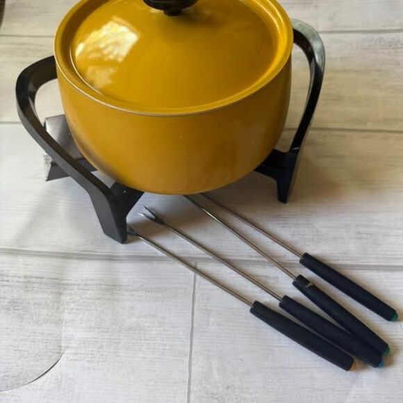 Vintage West Bend mustard yellow fondue pot with 11 pokers for dipping - Picture 2 of 10